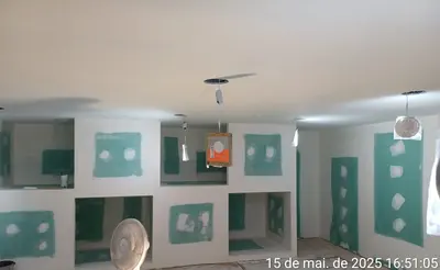 Moisés trabalhando na construção de nichos em drywall