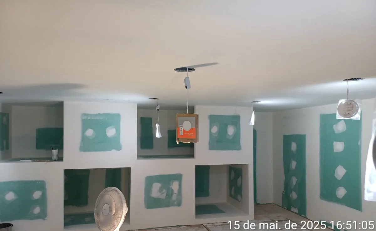 Moisés trabalhando na construção de nichos em drywall